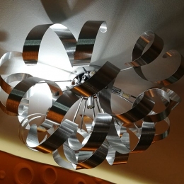 Egy bádogos mennyezeti lámpája... :) 