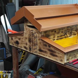 Postaláda virágtartóval